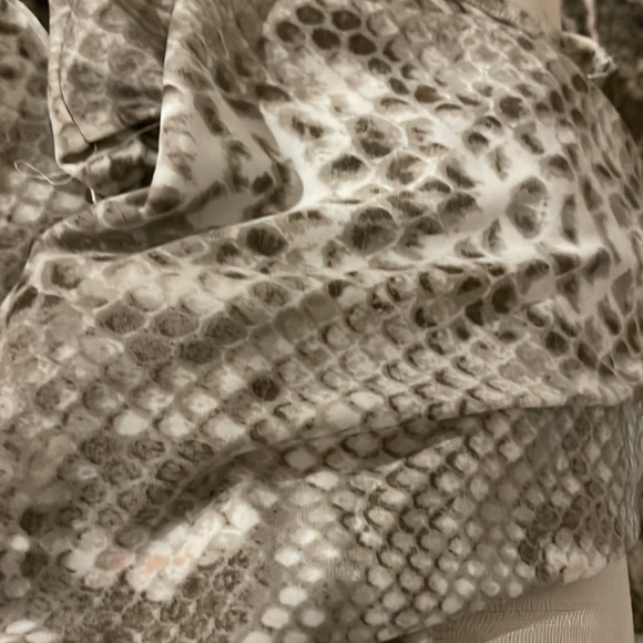 Kenneth Cole NY women’s snakeskin python jersey rushed top sleeveless neutral M - Picture 13 of 14